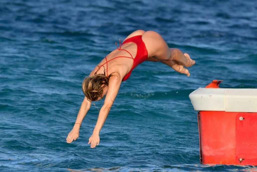 Kimberley Garner ultra sexy en maillot de bain à Saint-Barthélémy