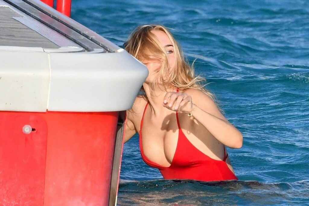 Kimberley Garner ultra sexy en maillot de bain à Saint-Barthélémy