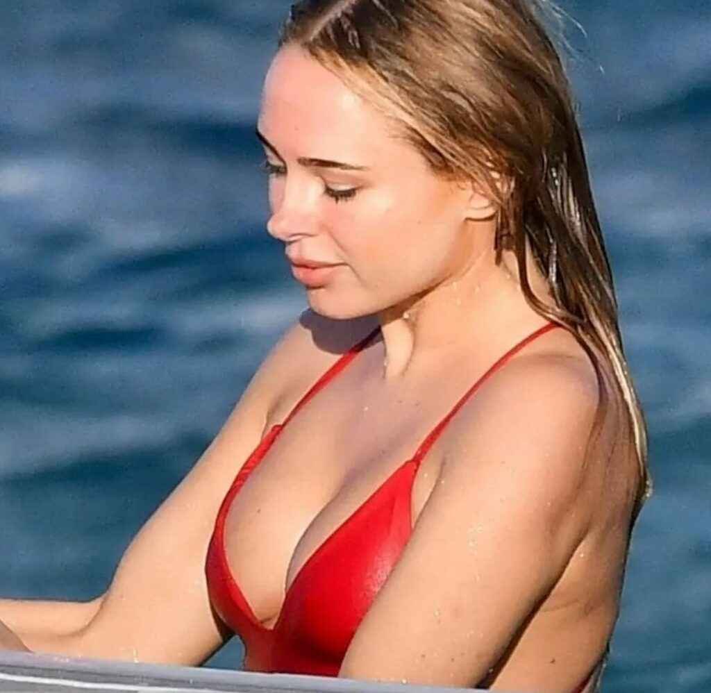 Kimberley Garner ultra sexy en maillot de bain à Saint-Barthélémy