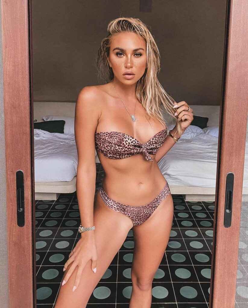 Khloe Terae en bikini