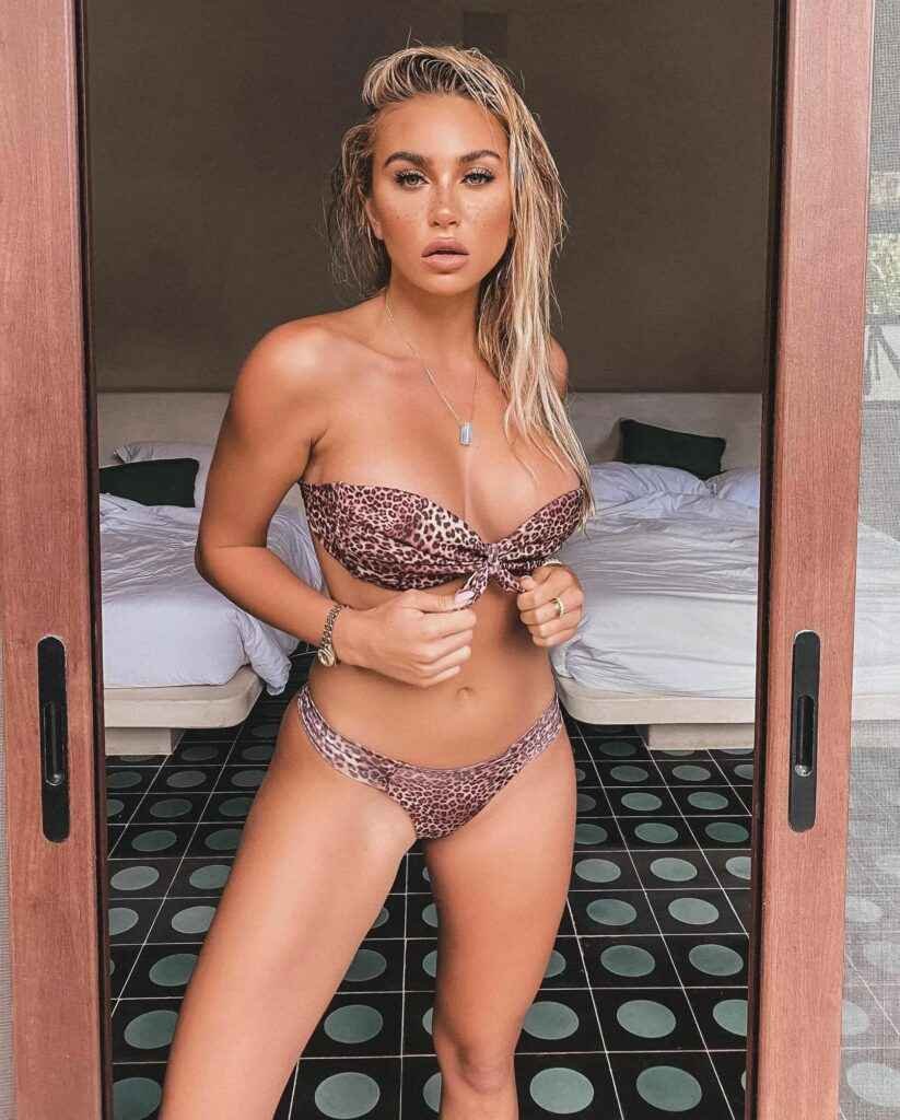 Khloe Terae en bikini