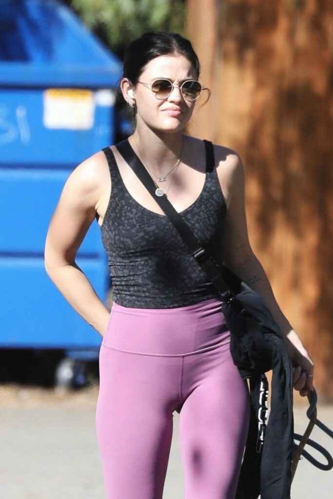 Lucy Hale en leggings à Los Angeles