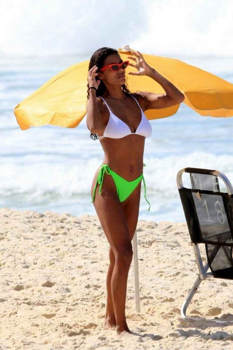 Tina Kunakey en bikini