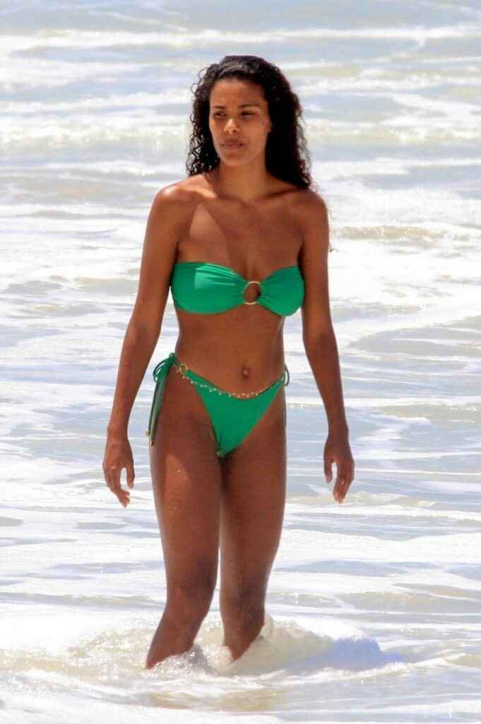 Tina Kunakey en bikini