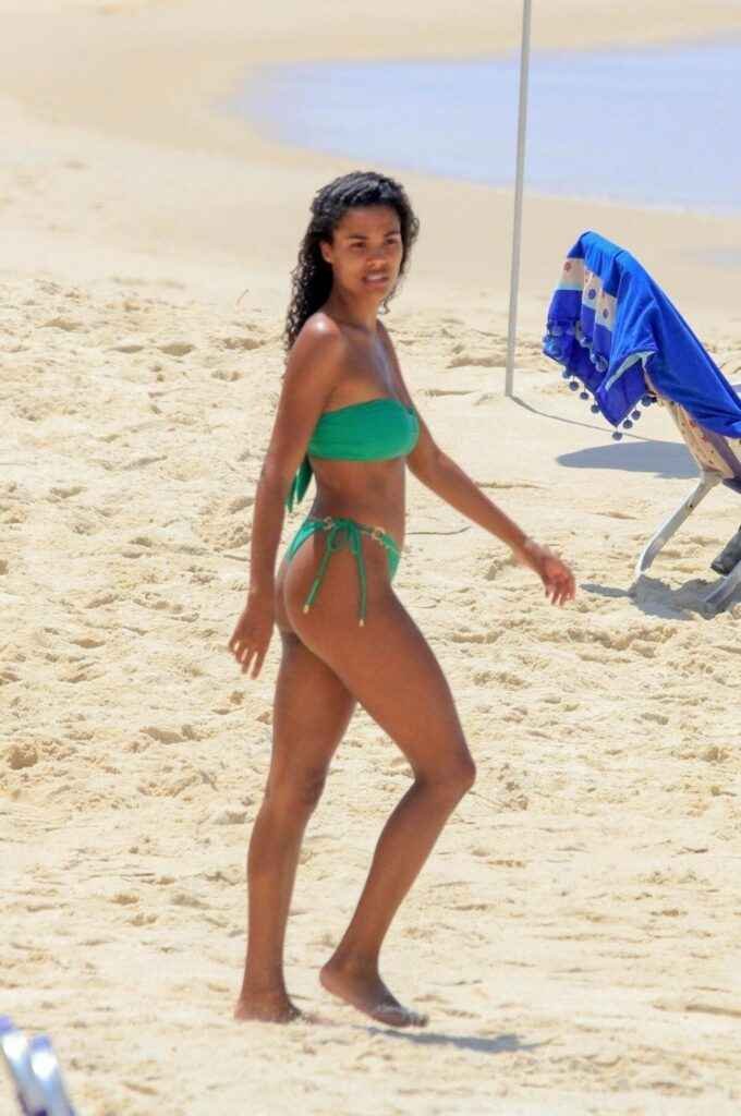 Tina Kunakey en bikini