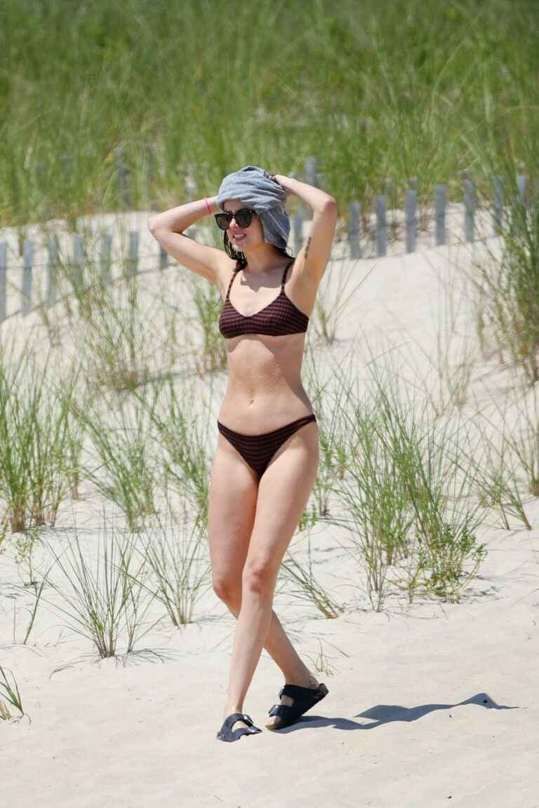 Dakota Jonhson en bikini sur une plage