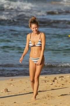 Dylan Penn s'amuse sur la plage