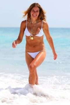 Kelly Bensimon en bikini blanc