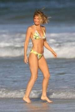 Lara Bingle sur une plage