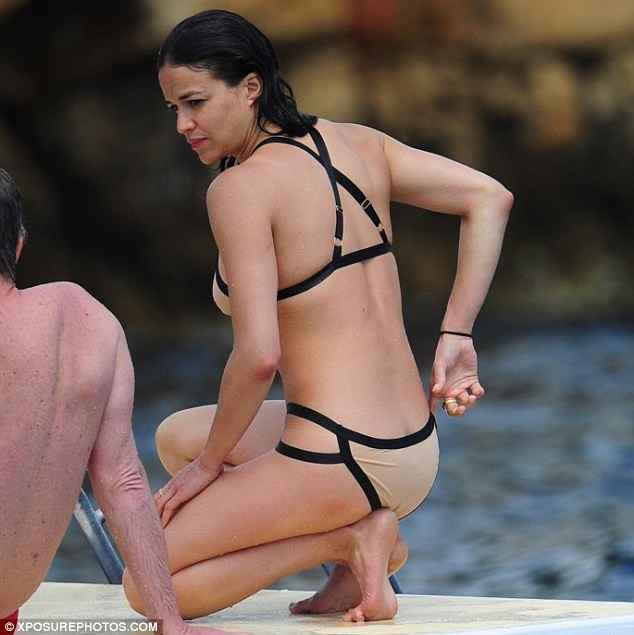 Michelle Rodriguez sur son yacht