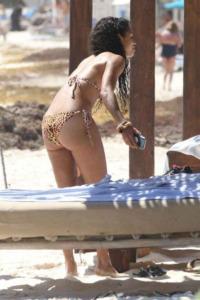 Vick Hope en bikini sexy sur la plage