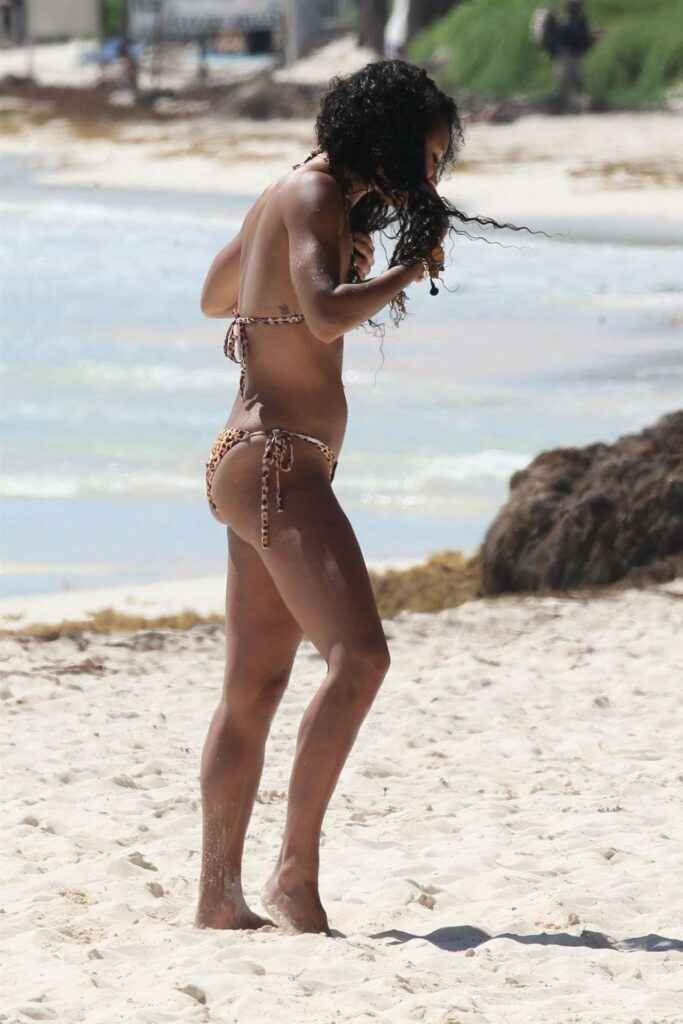 Vick Hope en bikini sexy sur la plage