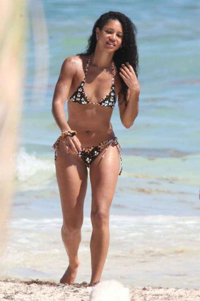 Vick Hope en bikini sexy sur la plage