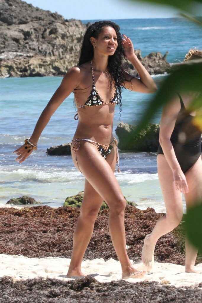 Vick Hope en bikini sexy sur la plage