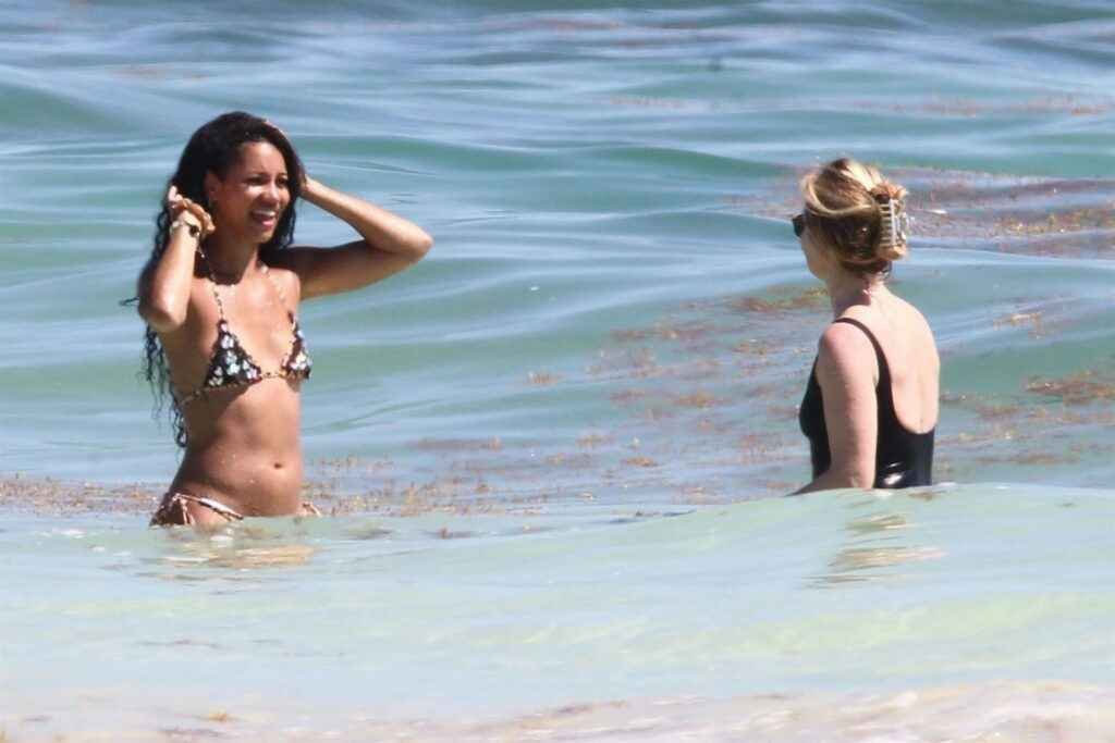 Vick Hope en bikini sexy sur la plage