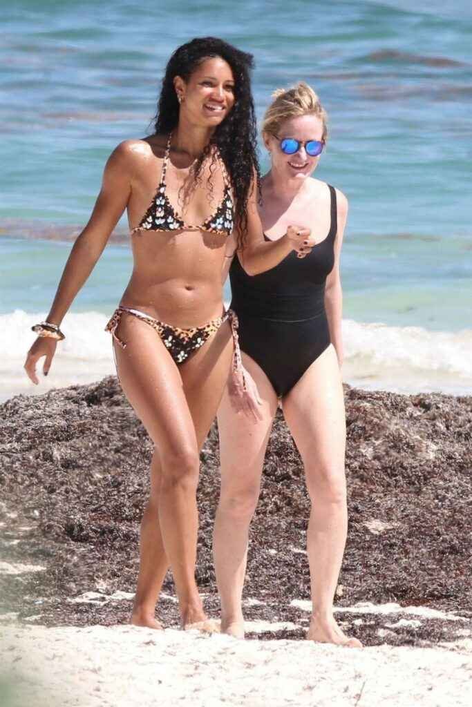 Vick Hope en bikini sexy sur la plage