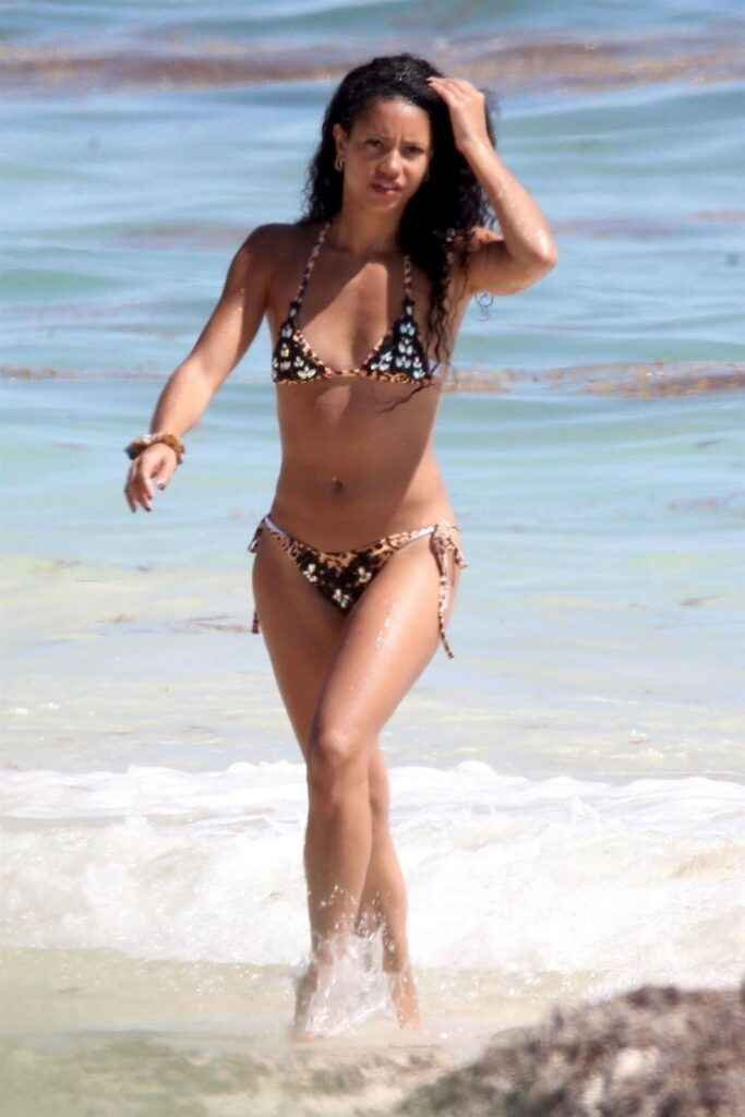 Vick Hope en bikini sexy sur la plage