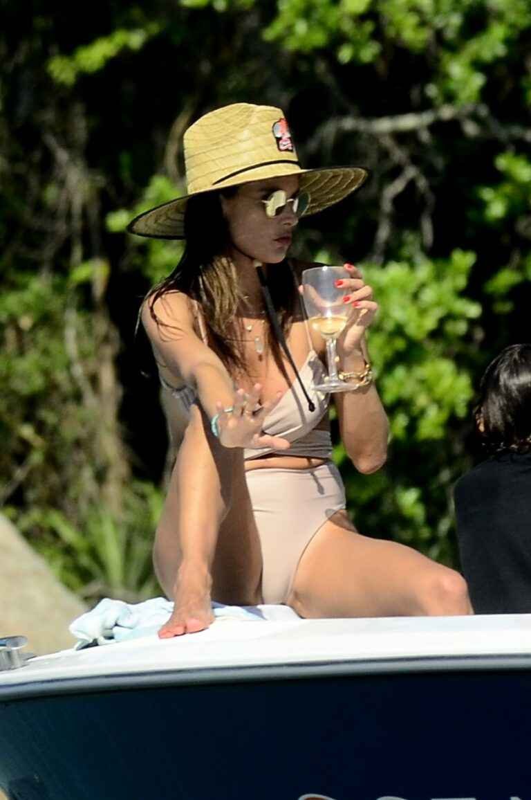 Alessandra Ambrosio sur son bateau