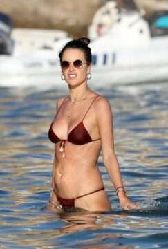 Alessandra Ambrosio en bikini sexy