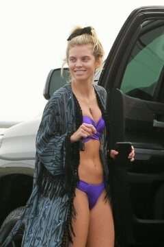 AnnaLynne McCord se détend sur la plage