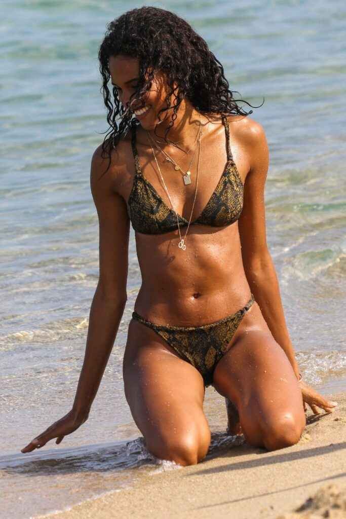 Cindy Bruna sur la plage