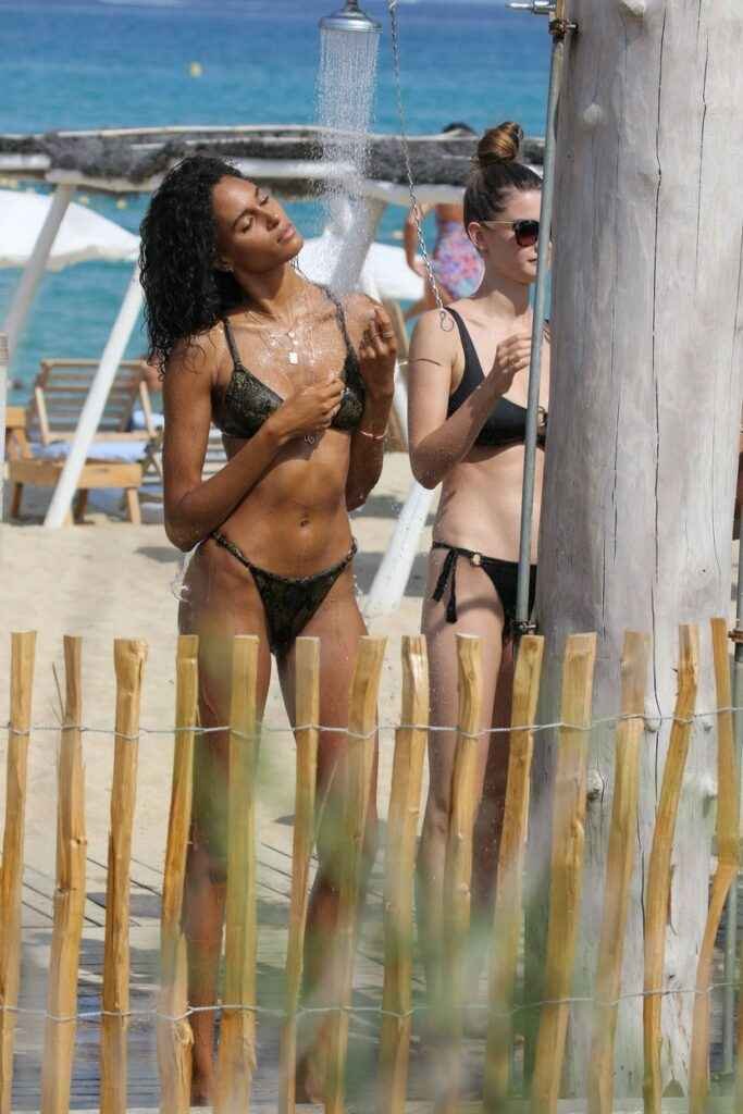 Cindy Bruna sur la plage