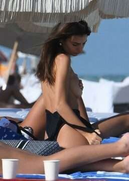 Emily Ratajkowski se détend sur une plage