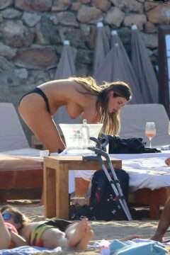 Helen Wood nue sur la plage