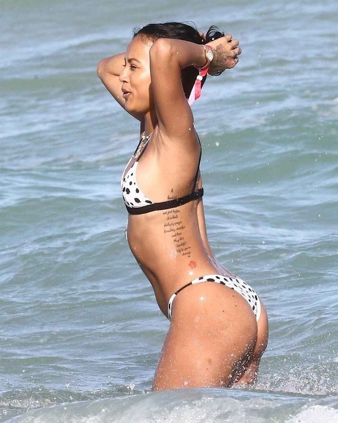 Karrueche Tran et son cul sexy en bikini sur la plage