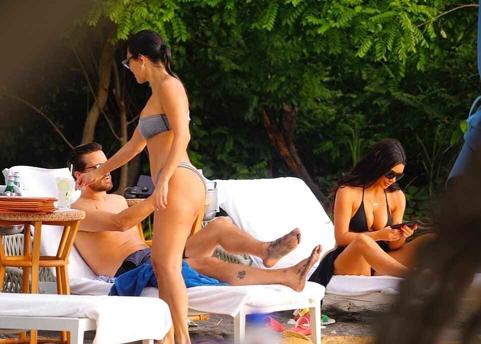 Kourtney Kardashian à la plage