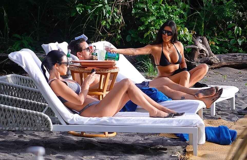 Kourtney Kardashian à la plage