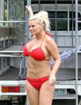 Kerry Katona a montré ses énormes seins.