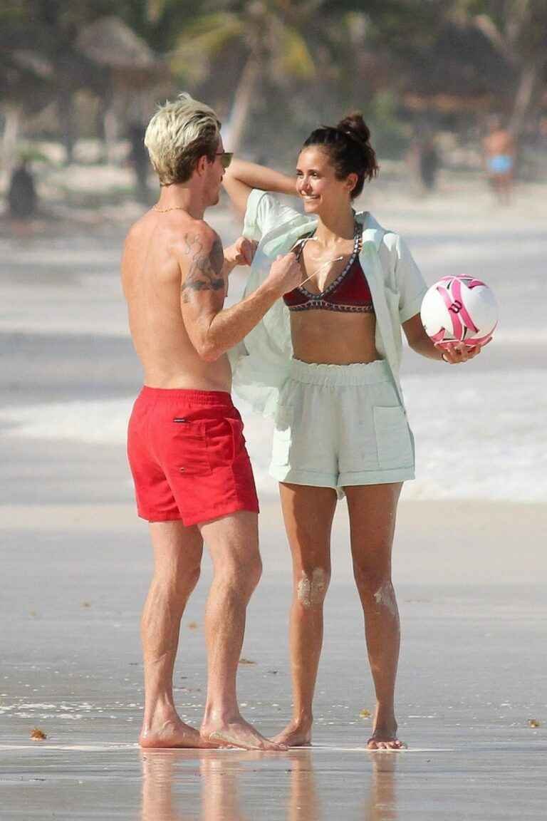 Nina Dobrev à la plage