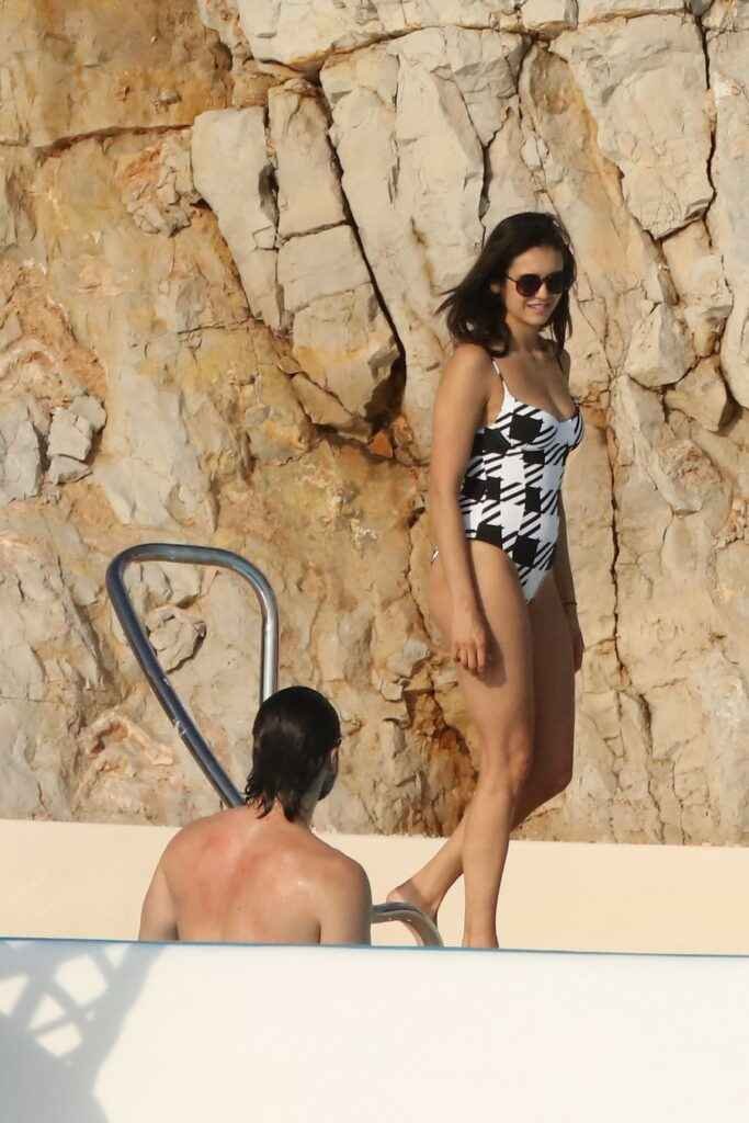 Nina Dobrev en maillot de bain sexy