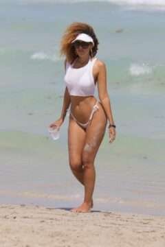 Aisha Thalia montre son beau cul à la plage