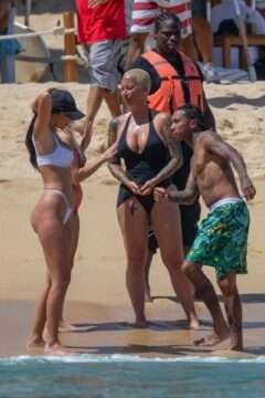 Amber Rose s'est amusée sur la plage avec des amis