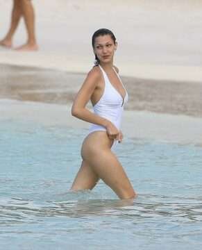 Bella Hadid avec son bikini blanc moulant