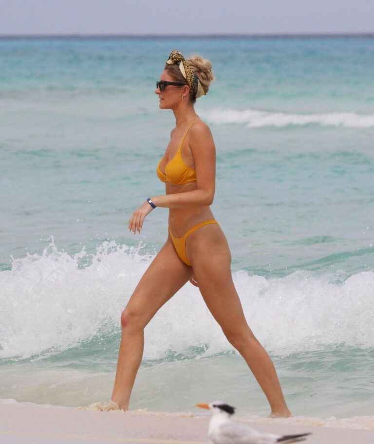 Elise Dalby en bikini jaune sexy