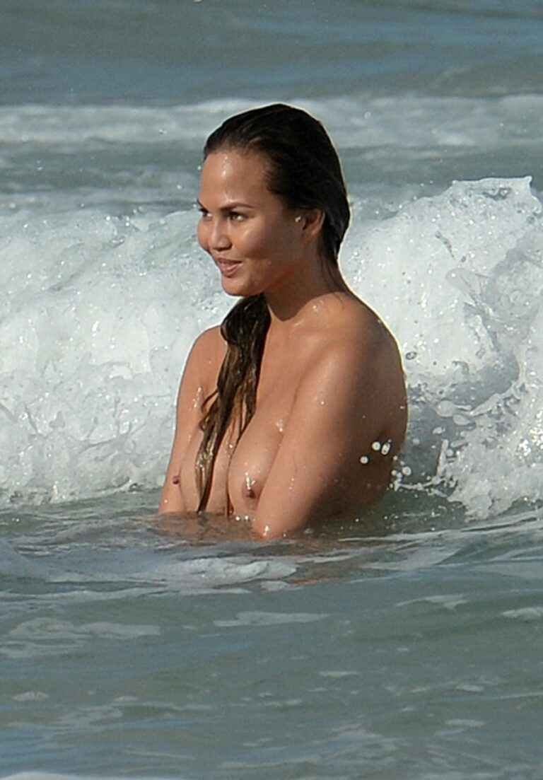 Chrissy Teigen toute nue sur la plage !