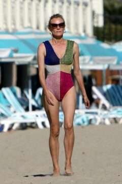 Diane Kruger sexy dans un maillot de bain multicolore