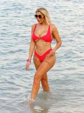 Chloe Ferry à la plage