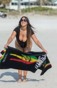 Claudia Romani profite du Memorial Day à la plage