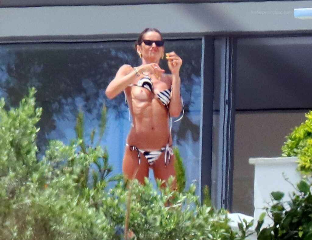 Izabel Goulart seins nus sur le balcon