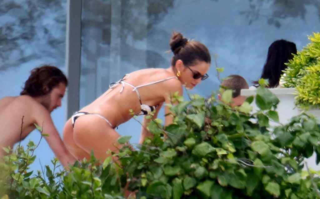 Izabel Goulart seins nus sur le balcon