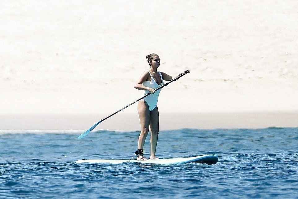 Selena Gomez fait du stand up paddle
