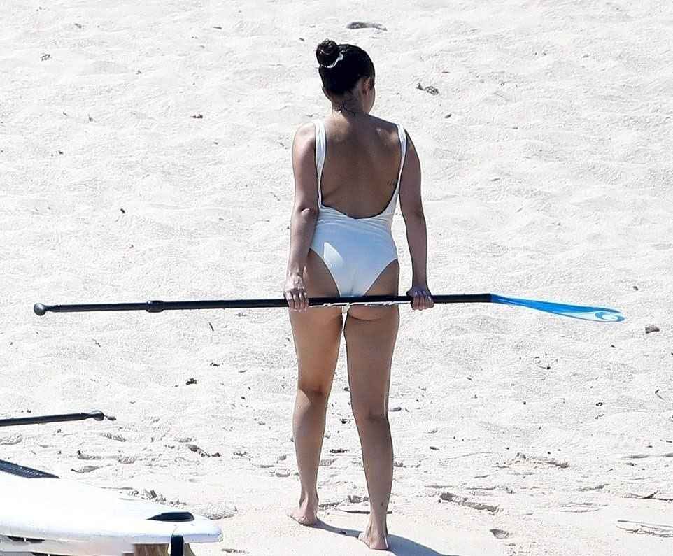 Selena Gomez fait du stand up paddle