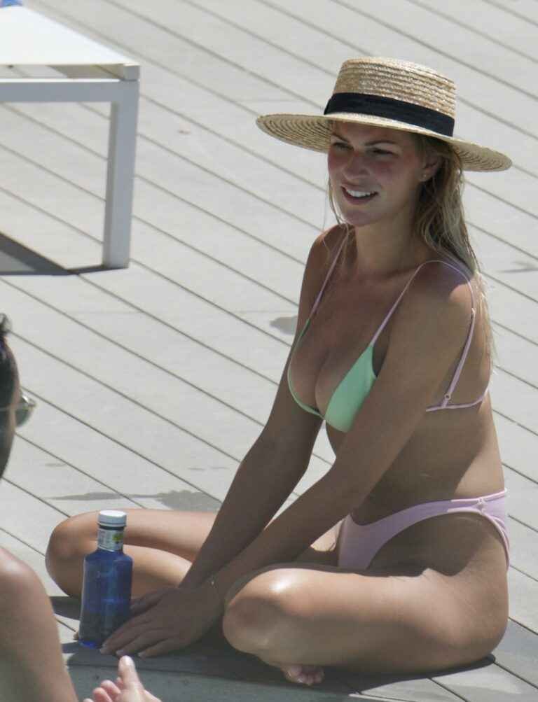 Zara McDermott en bikini