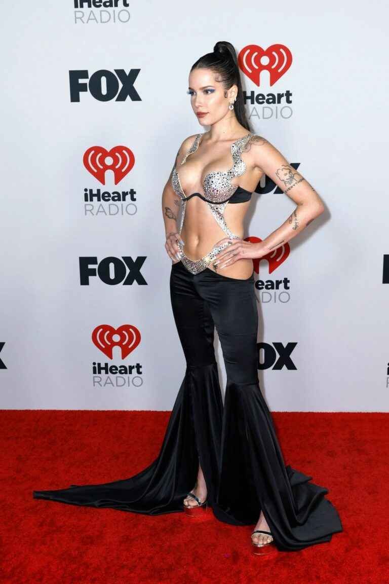 Halsey dans une tenue séduisante