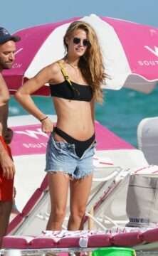 Kate Bock en bikini sur la plage