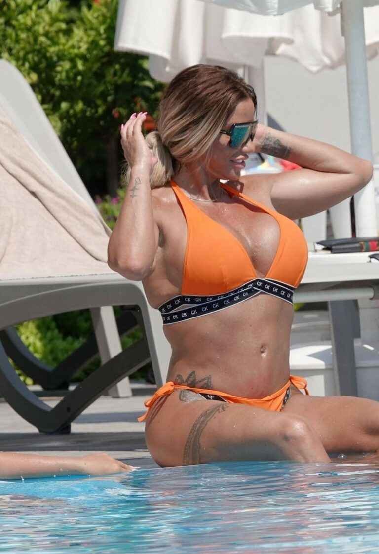 Katie Price en bikini orange très sexy !